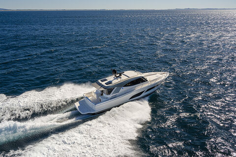 Riviera Europapremieren der neuer SUV-Modelle beim Cannes Yachting Festival
