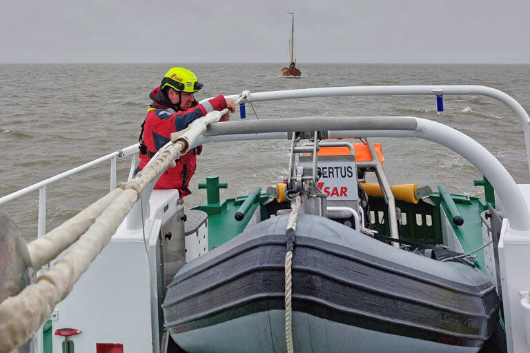 Crew eines Plattbodenschiffs geriet in der Nordsee in Seenot - Seenotretter liefen aus