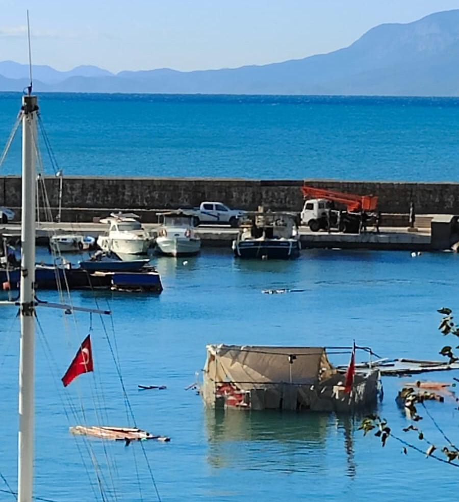 Drei Boote kentern bei Sturm in Antalya